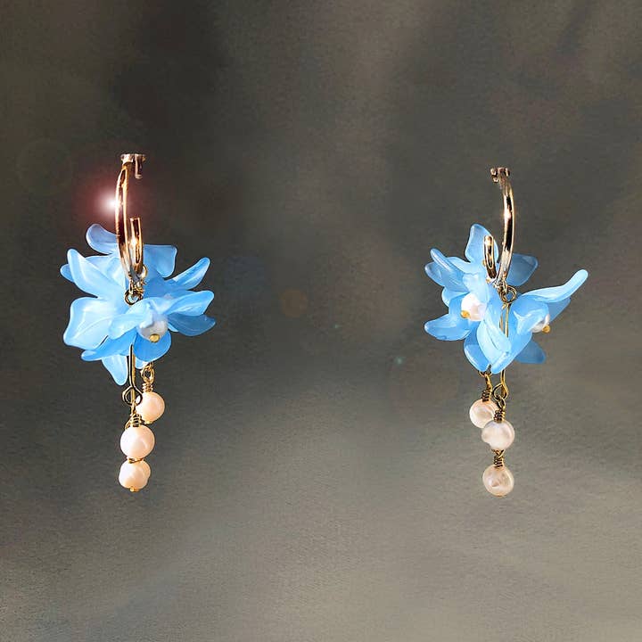 Gli orecchini Flora in bellissimo blu di Sheena Solis per la vendita all'ingrosso da parte di Sheena Solis