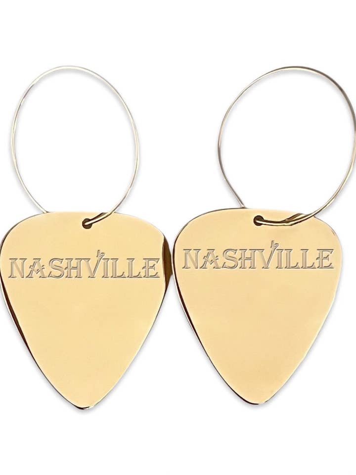 Boucles d'oreilles Nashville Gold Hoops en forme de pioche pour guitare pour la vente par Groupie Love