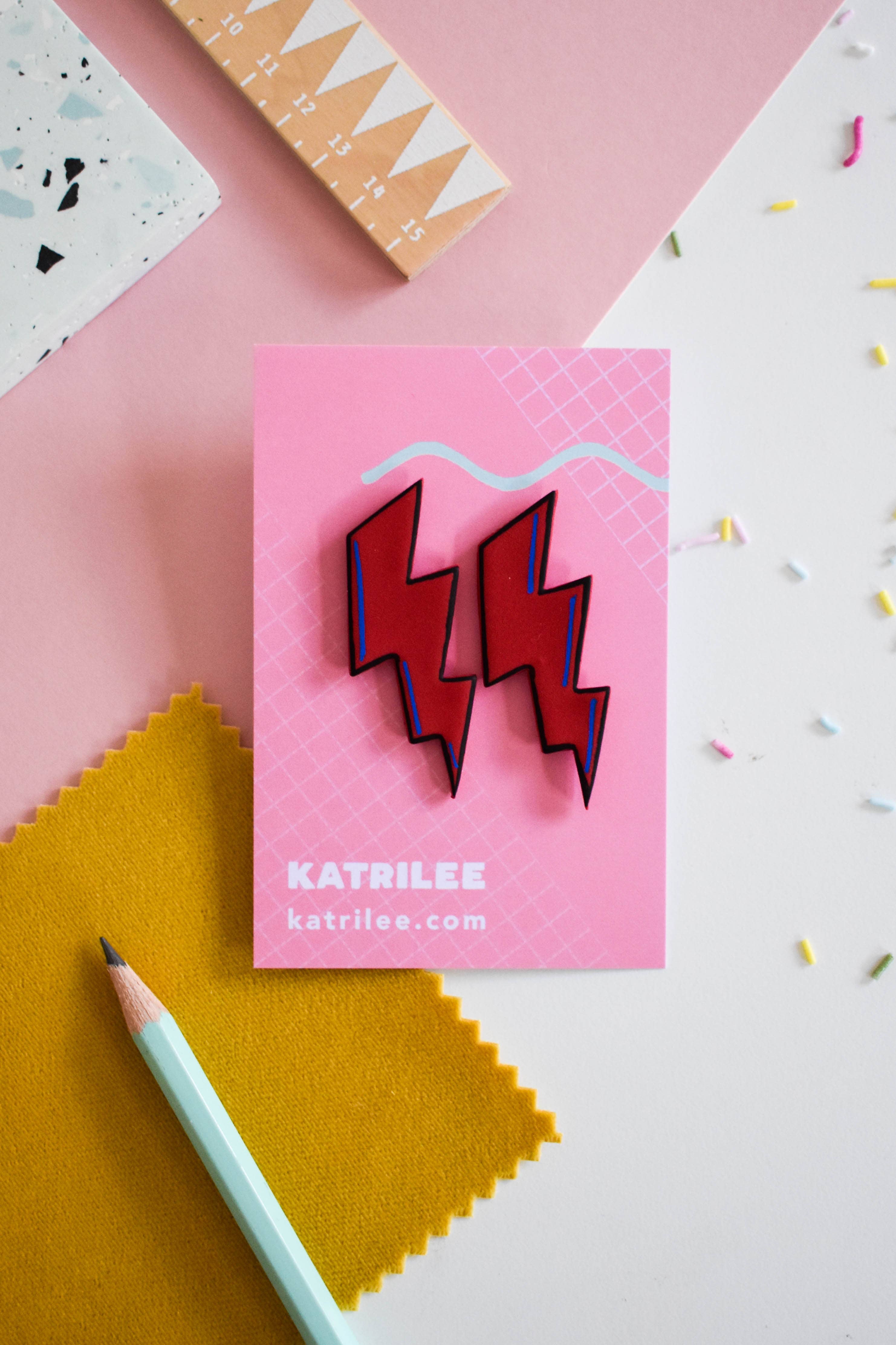 Katrilee - Venta al por mayor Pendientes de botón/aretes de poste - Pendientes de tuerca de arcilla polimérica con diseño de rayo rojo de David Bowie1