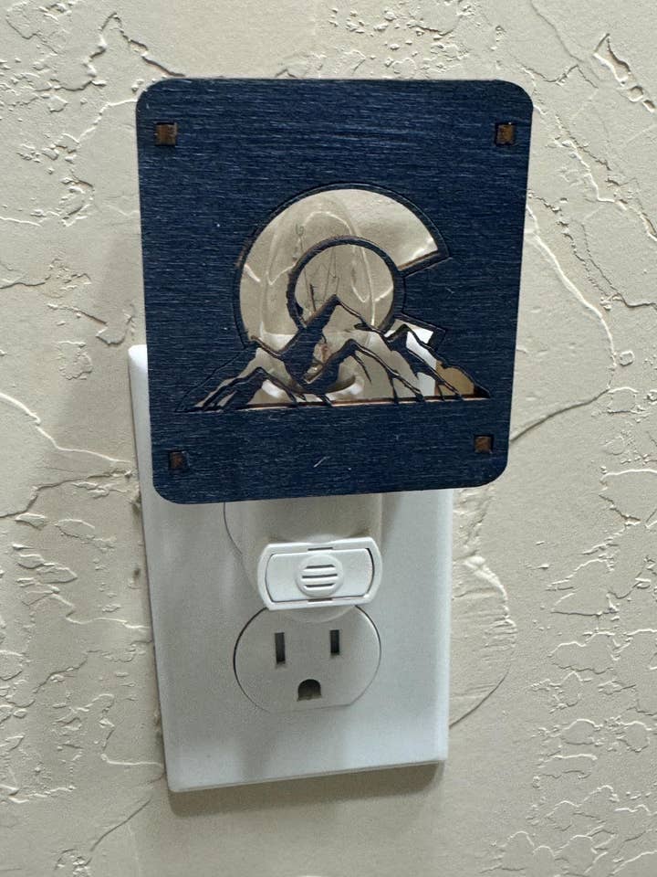 Colorado Flag Bjergscene Væg Plug-In Natlys for engroshandel hos The Mas Boutique