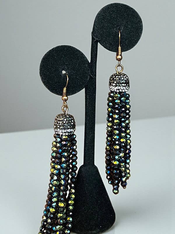 BOUCLE D'OREILLE PENDANTE À GRELOTS EN PERLES FACETTÉES pour la vente par Andrea Bijoux