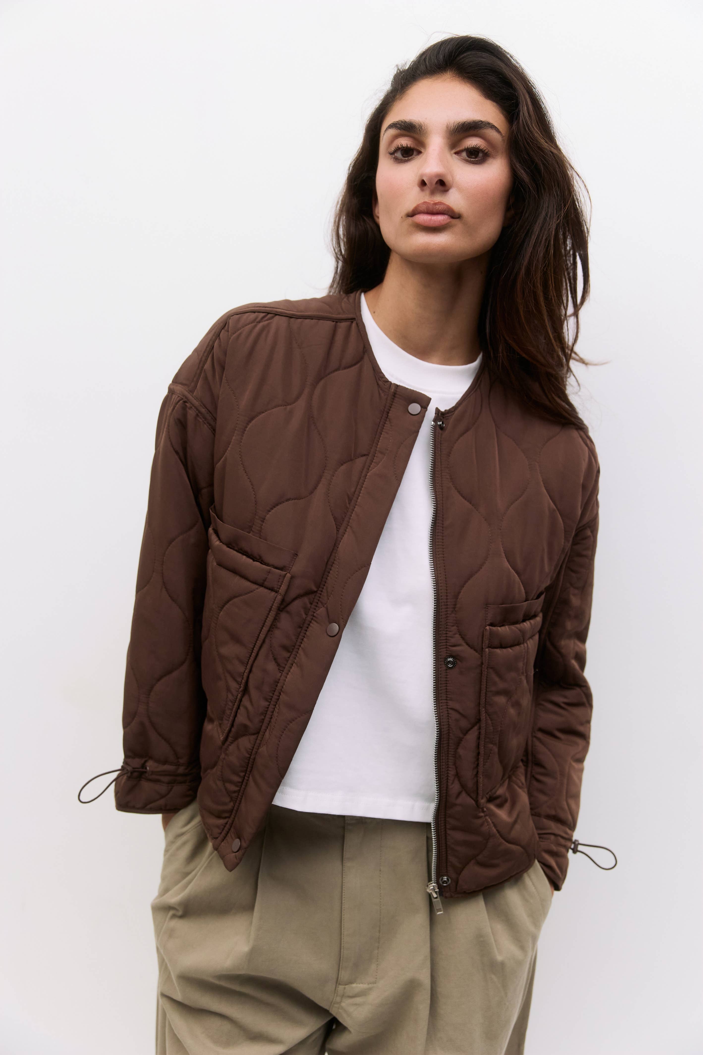 MOD REF – Großhandel Jacke – Damen – The Kara Jacket | Gesteppte Jacke mit Reißverschluss52