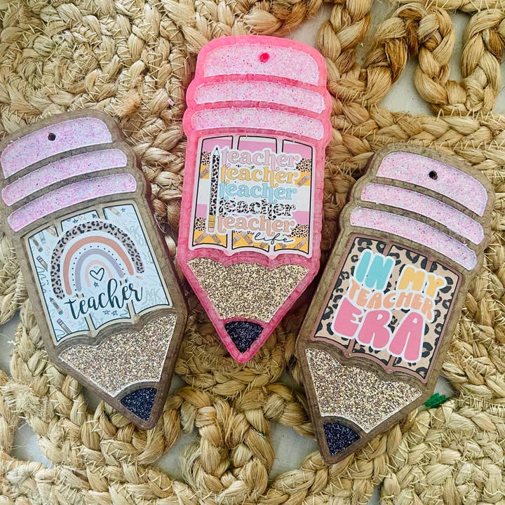 Stay Fresh’ies Air Fresheners – Großhandel Auto-Lufterfrischer – Damen – Stay Fresh’ies Air Fresheners Autoduft Anhänger in Bunt - Lehrer Stift Design3