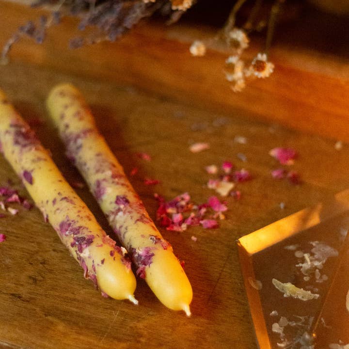 The Ramblin' Bee - Venta al por mayor Velas cónicas/candeleros - Vela cónica de cera de abeja pura con pétalos de rosa2