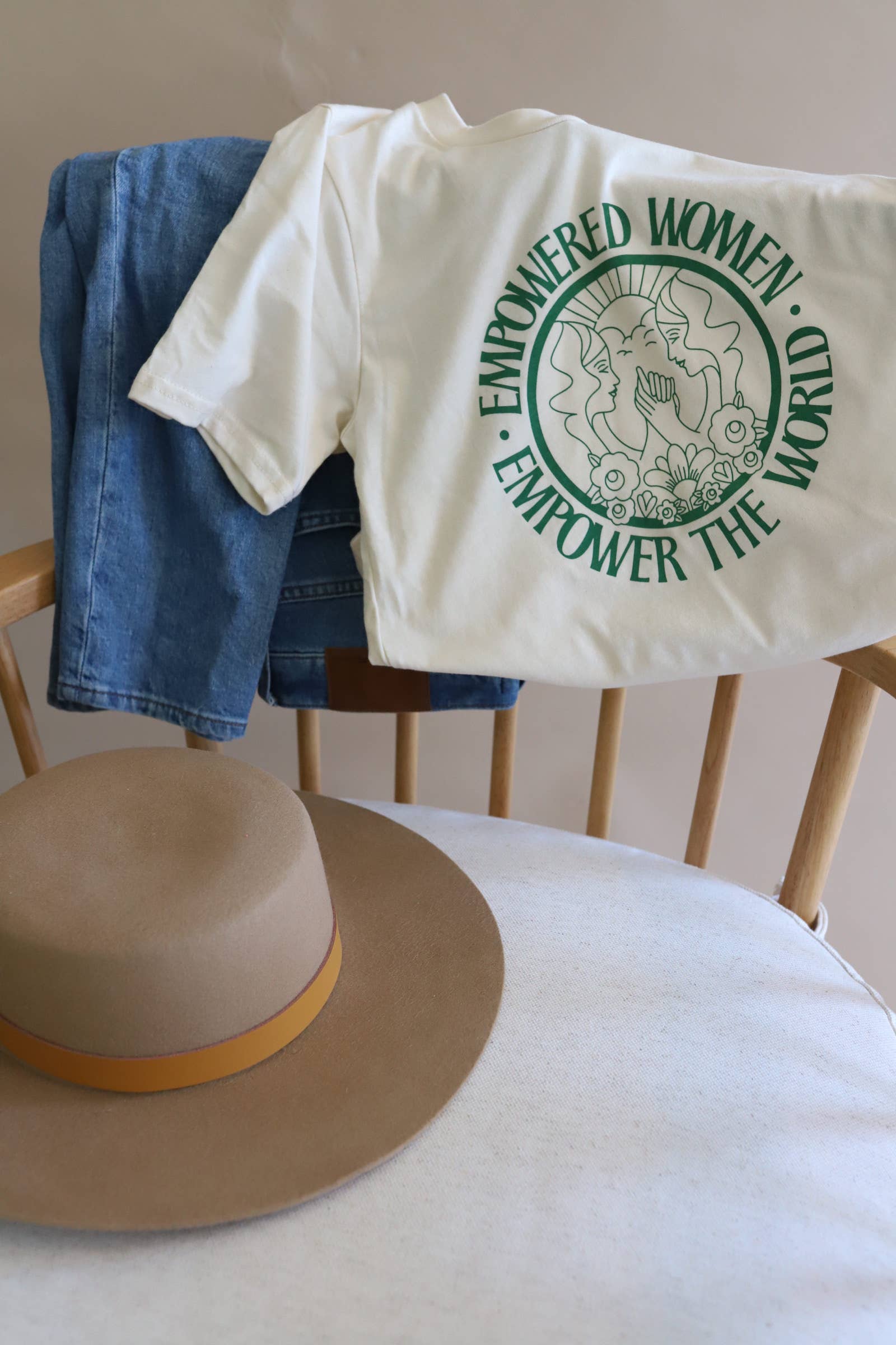 Polished Prints – Großhandel T-Shirt mit Siebdruck – Damen – Empowered Empower The World T-Shirt für Frauen, Grafik-T-Shirt für Erwachsene1