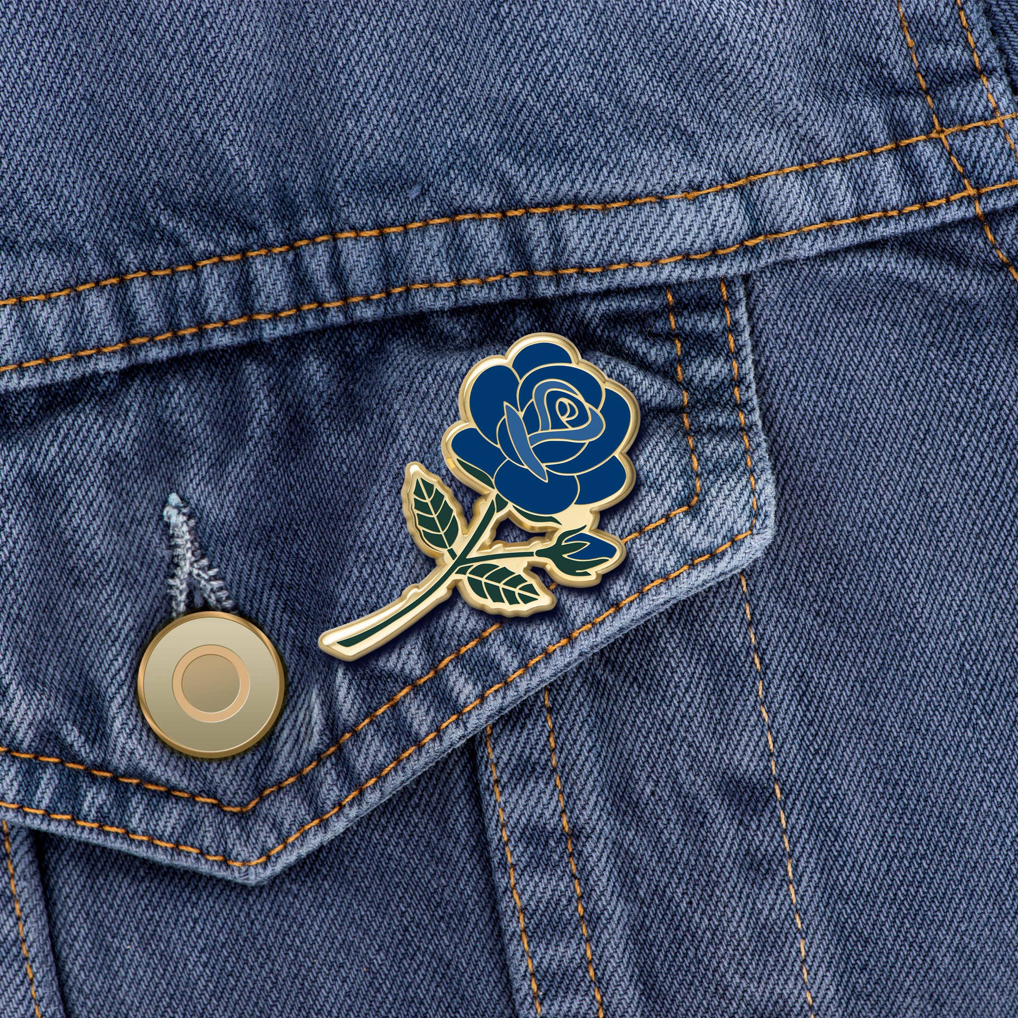 Plant Scouts - Wholesale Reversspeld/knoop - Emaille pin met blauwe rozenbloem | Bloem van de geboortemaand juni