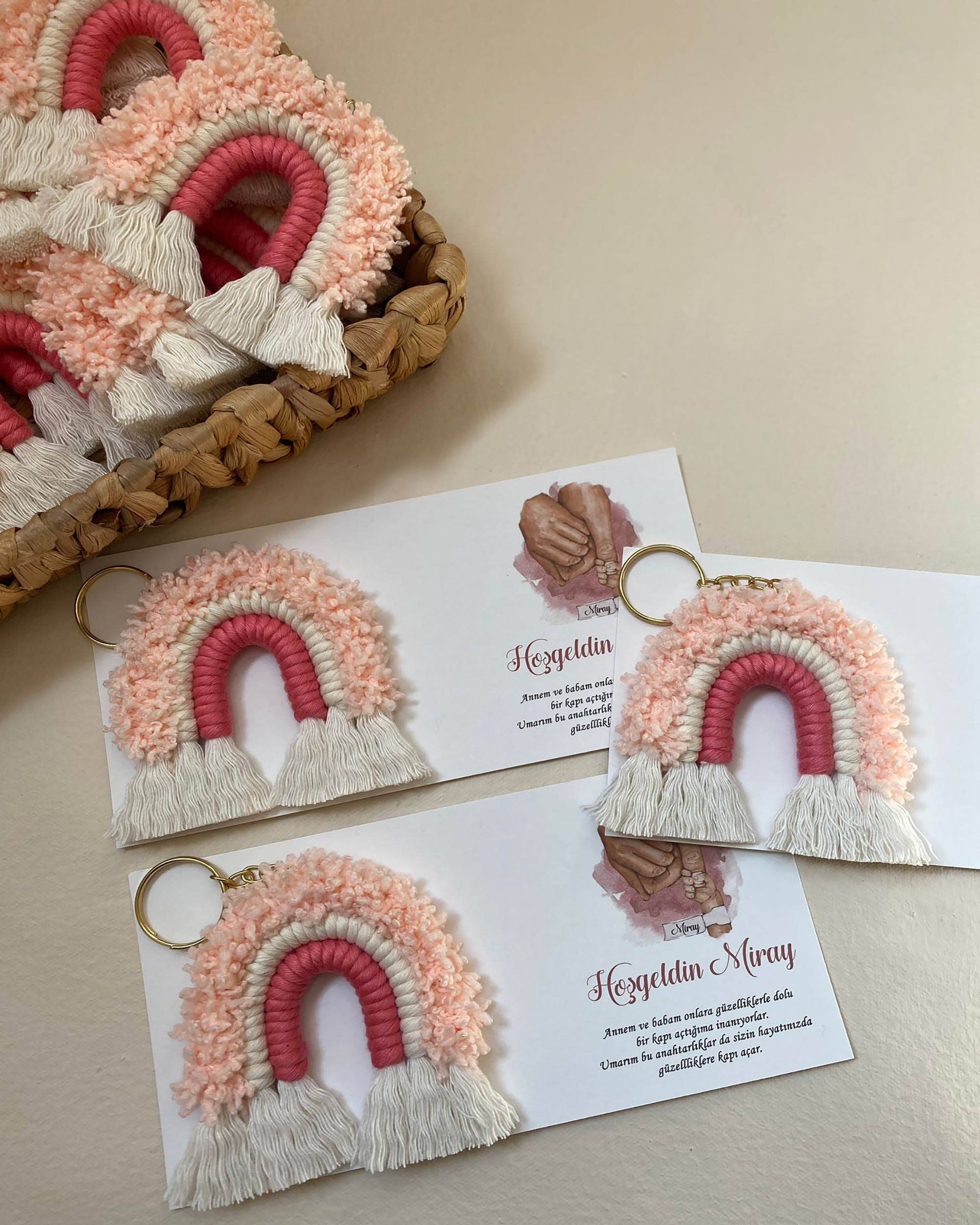 Uniq Favors – wholesale Nyckelringar - Dam – Rosa regnbågsformad makraményckelring i bohemisk stil5