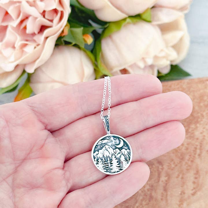 Collana Cielo Notturno di Montagna per la vendita all'ingrosso da parte di Woobie Beans Jewelry, Gifts & Apparel