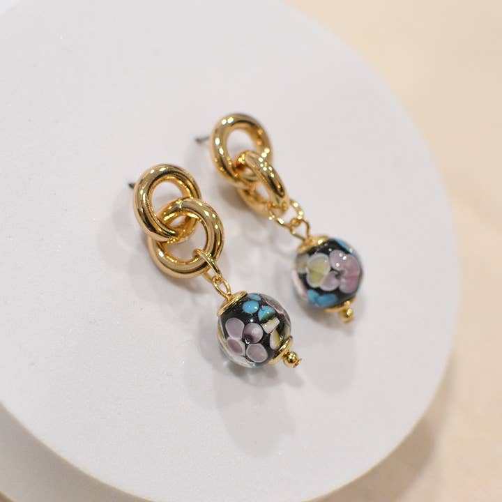 StarryNYC – Großhandel Ohrhänger – Ohrhänger in Kugelform aus Murano-Glas mit elegantem Muster6