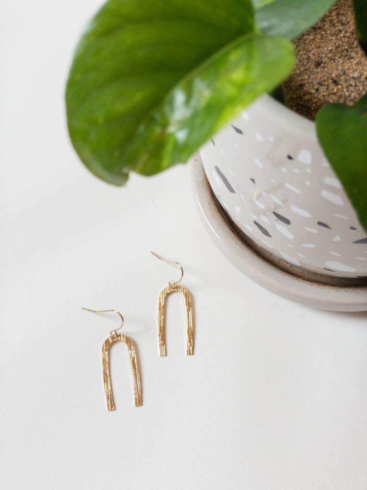 Boucles d'oreilles pendantes plaquées or Archer pour la vente par Made by Caylea