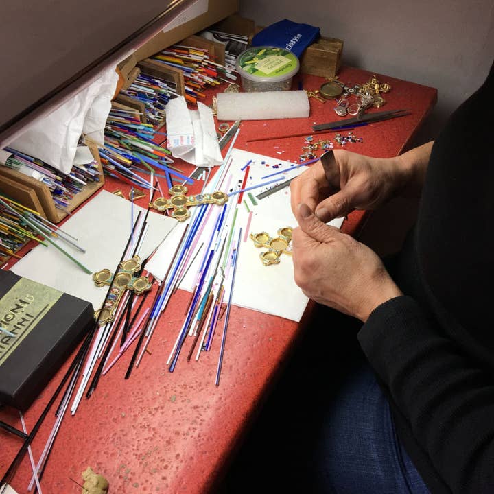 Via Graceffo – Engroshandel Halskæde med vedhæng – Florentinsk glasmosaikkors vedhæng, udformet i Italien7