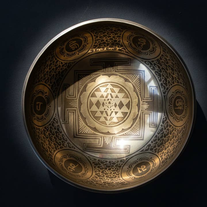 Spirituelle geschnitzte Heilklangschale für den Großhandel von Art Of Tibet