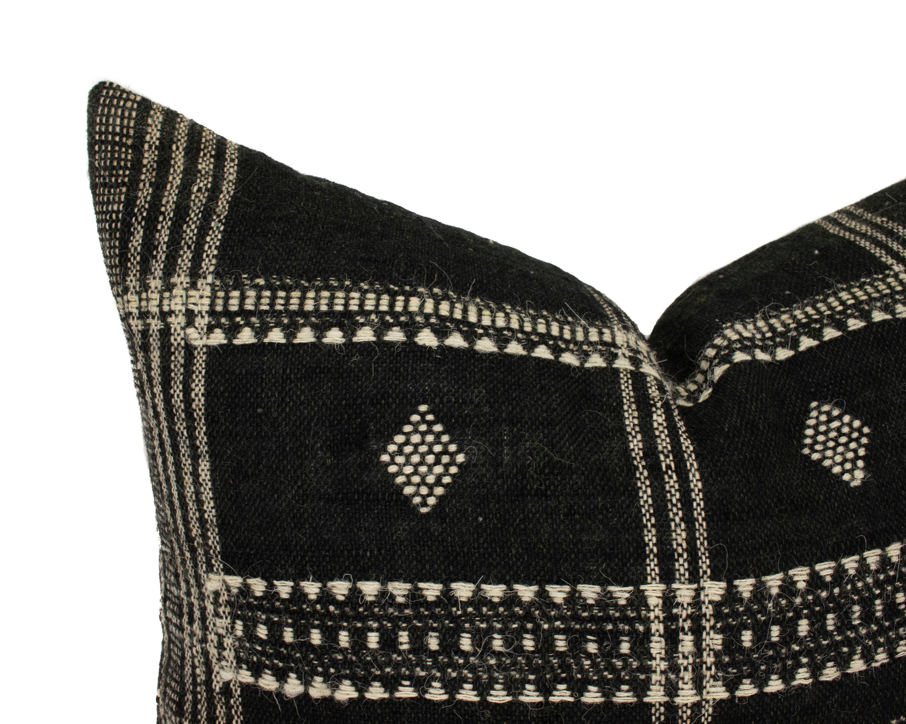 Heddle & Lamm – Capa de almofada decorativa por atacado – Aditi - Capa de almofada de lã indiana preta de 20"6