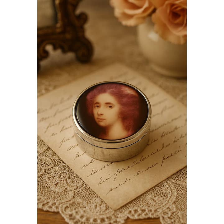 Pilleæske Dame Emalje Kameo Design 1" Dia Engelsk Sterling for engroshandel hos Corbell Silver