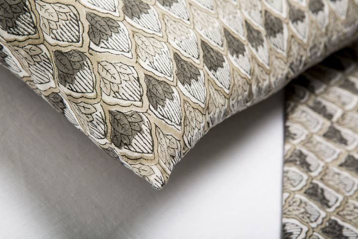 Sura Handbedrukte Katoenen Kussensloop, Veige. voor wholesale door The Dee Dee Mattress Co.