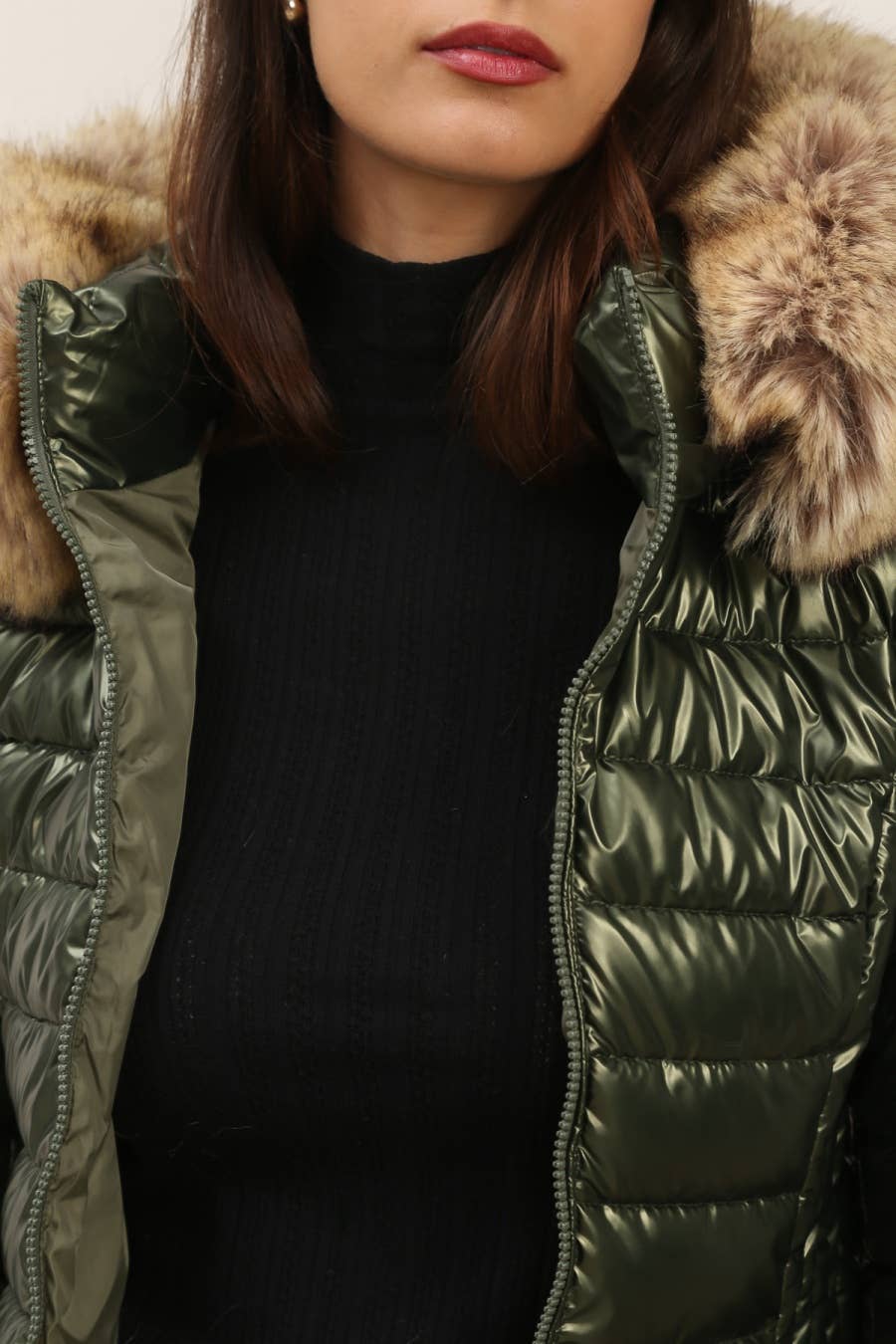 Attrait Paris – Großhandel Pufferjacke – Damen – Metallic lange Steppjacke mit Fell am Kapuzenrand33