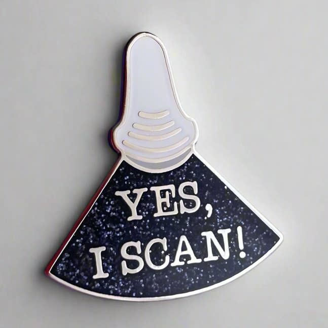 Sì, scansiono! Spilla - Edizione Glitter! per la vendita all'ingrosso da parte di Rad Girl Creations