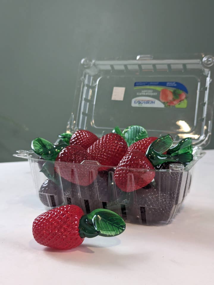 Handgeblasene Glas-Erdbeeren für den Großhandel von Small Mountain Studios