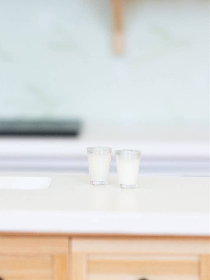 Verre de lait miniature pour maison de poupée | Ensemble de 2 | Nourriture de cuisine pour la vente par Macy Mae Dollhouse Designs