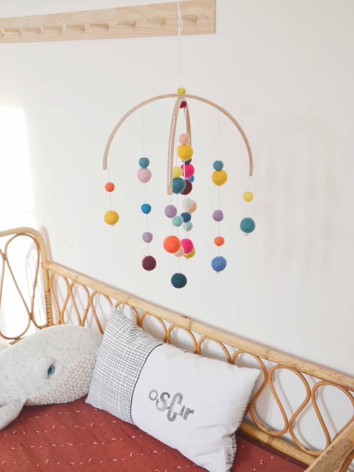 Färgglad mobil med träbåge och 36 filtbollar för wholesale av Calmfordreamers