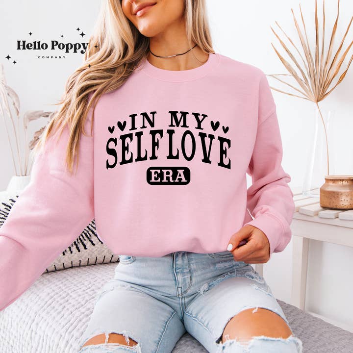 Sweat-shirt à col rond (noir) "In My Self Love Era" pour la vente par Hello Poppy Company