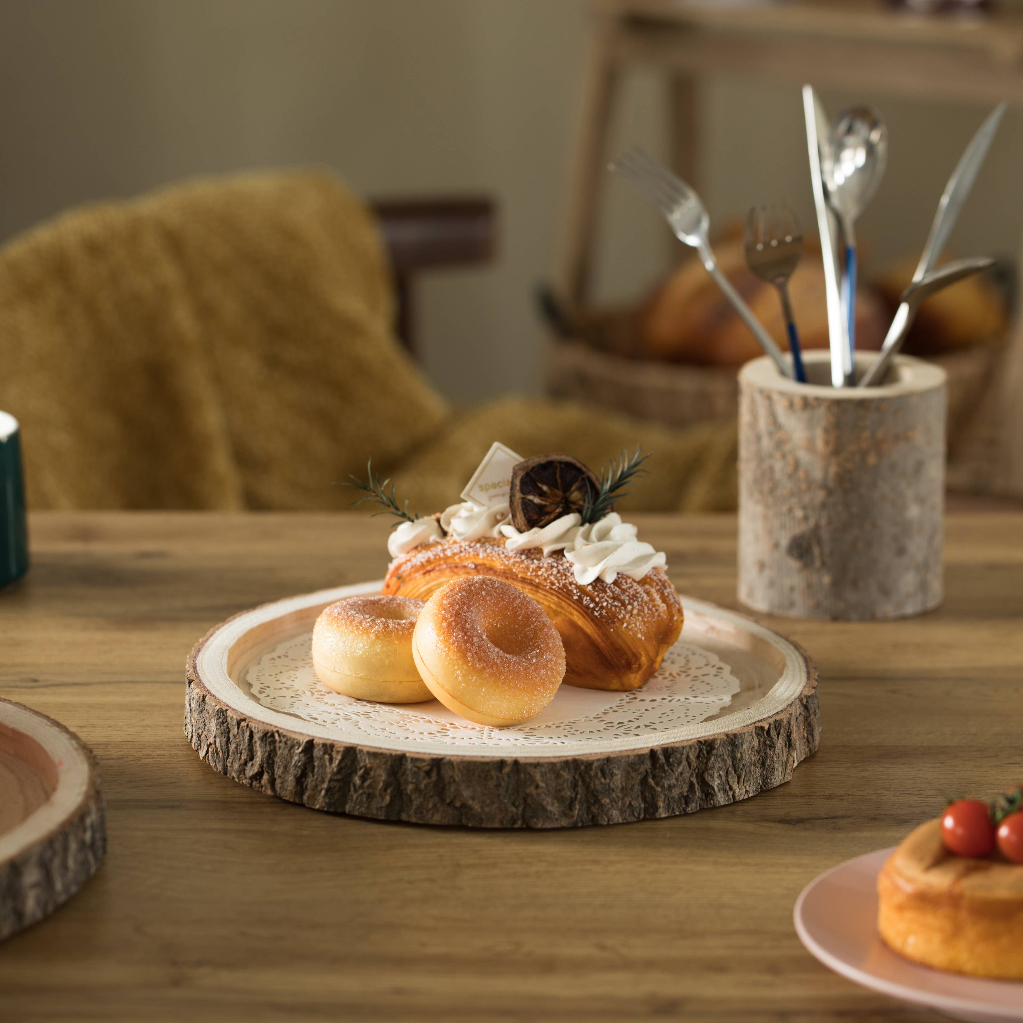 Quickway Imports – Bandeja de servir por atacado – Bandeja redonda da fatia da casca de madeira natural, carregador de tabela rústico13