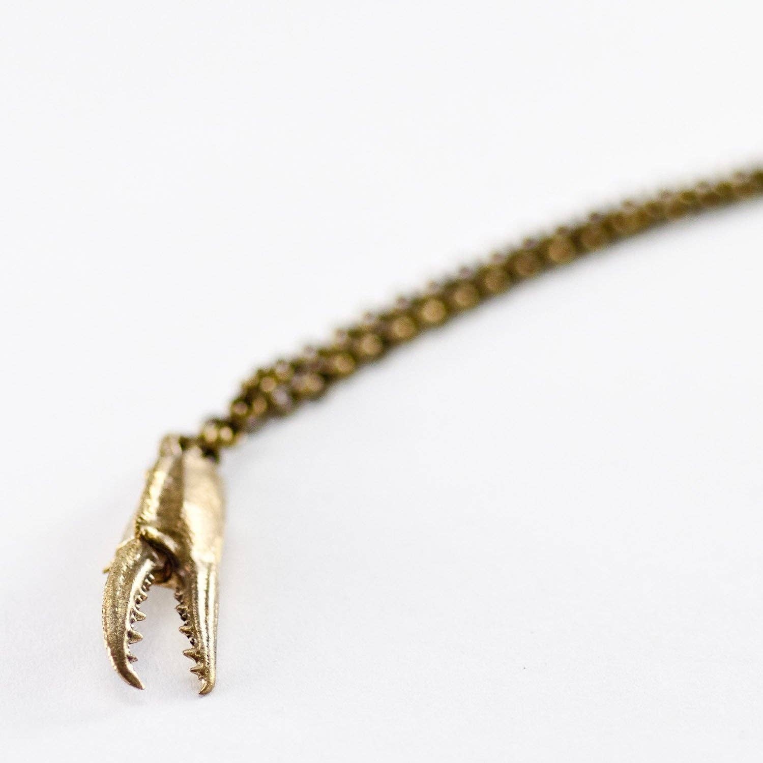Grace Gow - Vente Colliers à pendentif - Pendentif pince de crabe en bronze rustique6