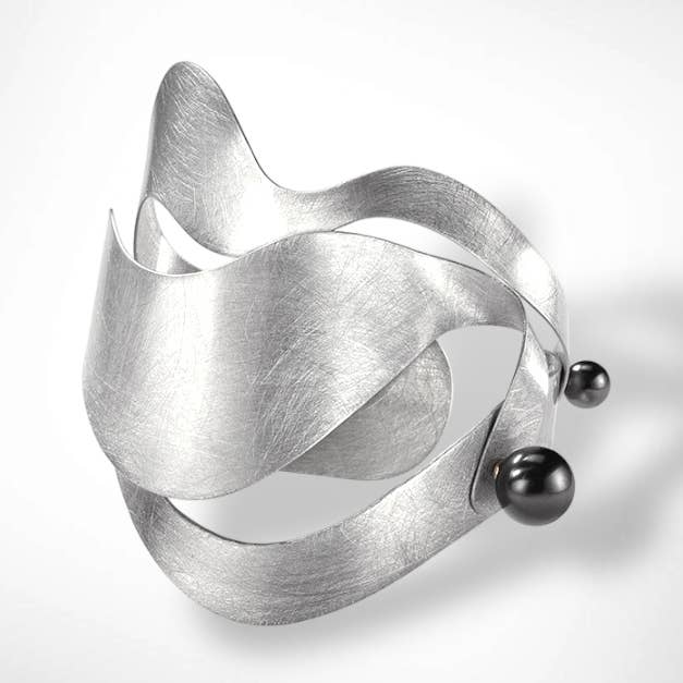 Bracelet ondulé mi-bras substantiel VIBE de la collection SOUND pour la vente par Chick Boss LLC