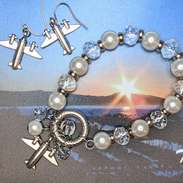 Bracelet extensible à breloques en perles de la Seconde Guerre mondiale pour la vente par Fiona Accessories