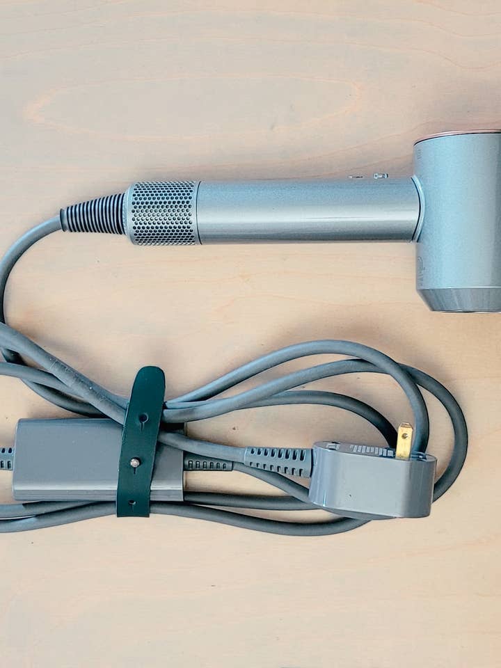 Justerbar ledningsarrangør i gul, grøn, brun og sort for engroshandel hos normal Behaviour