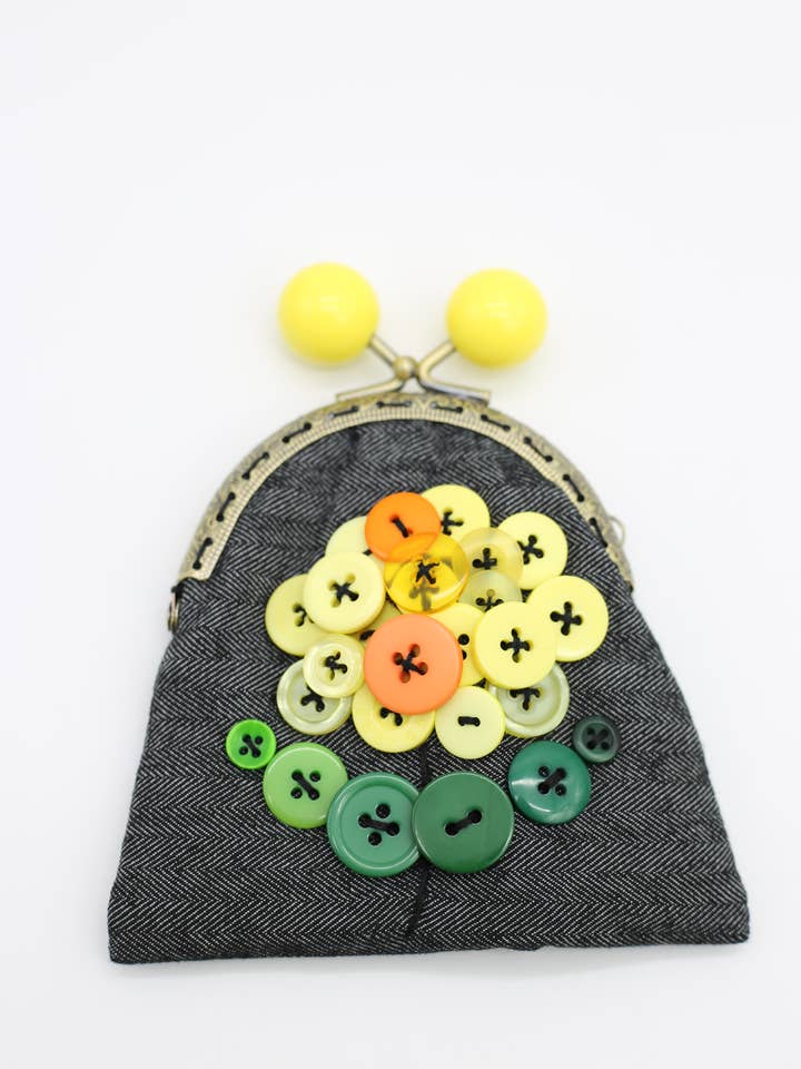 HÅNDLAVEDE SMÅ PUNGE - GENANVENDT KULDENIM OG KNAPPER for engroshandel hos Jianhui London