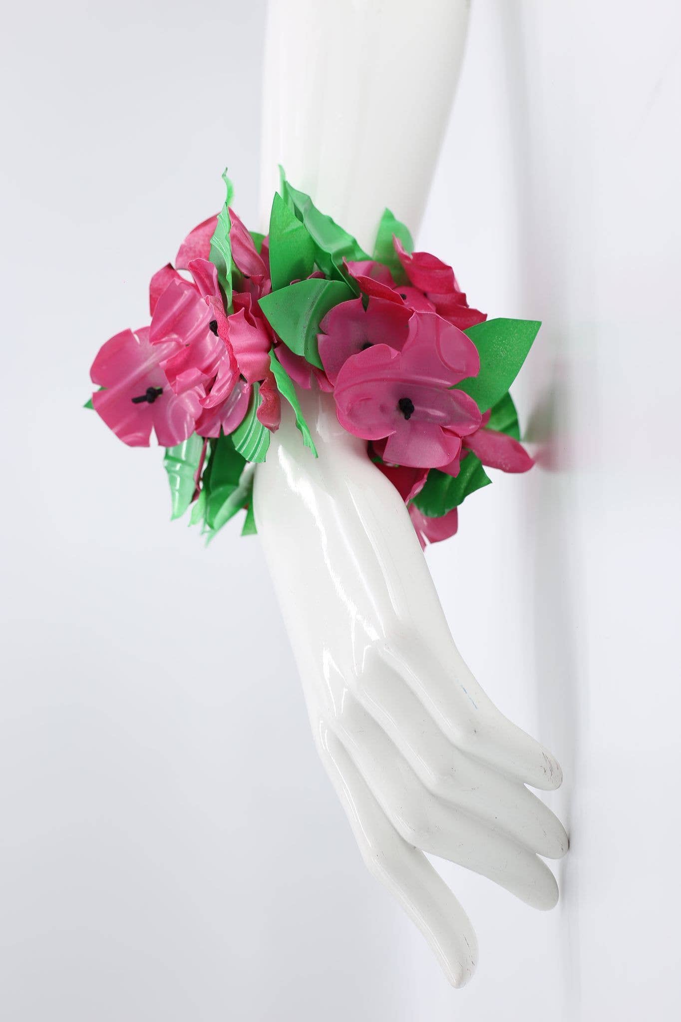 Jianhui London – Engroshandel Armbånd – Recycled plast valmue med grønne blade armbånd1