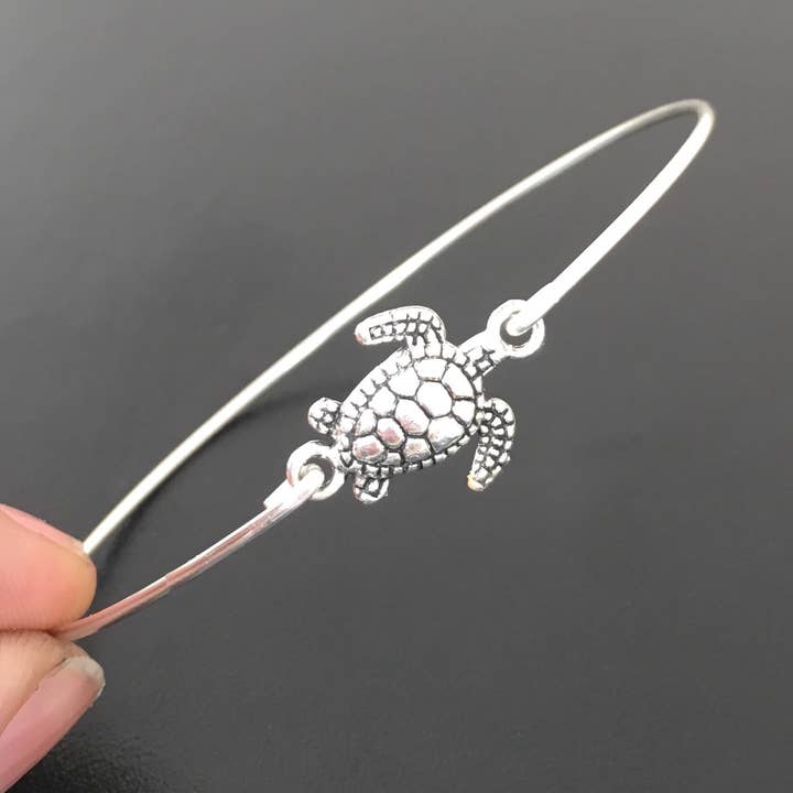 Bracelet jonc tortue de mer pour la vente par Frosted Willow