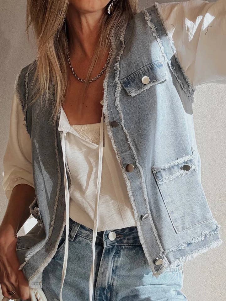 Beau blauwe spijkerjasje met rafelige randen en klepzakken voor wholesale door Lovesoft
