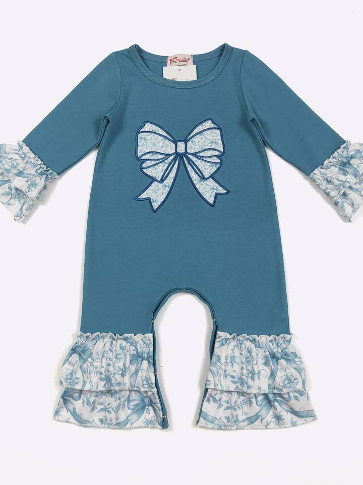 Barboteuse Bébé Bow Belle - Broderie pour la vente par Clover Cottage