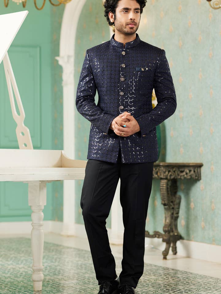 Costumes traditionnels Jodhpuri en soie d'art bleu marine avec pantalon pour hommes pour mariage - Broderie au fil pour la vente par HATKE BRIDE