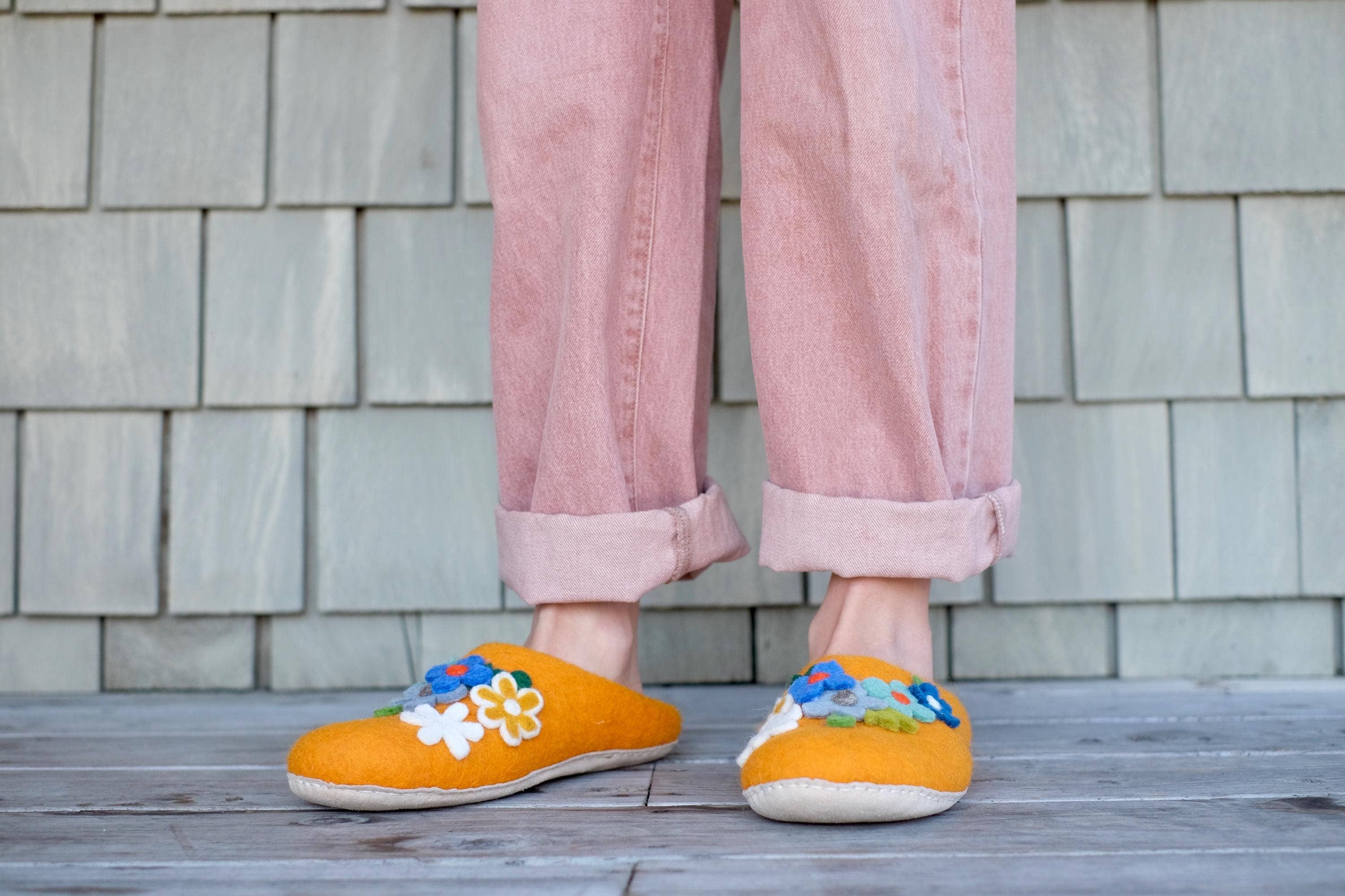 Fuzzy cove – Engroshandel Slippers - Dame – Blomster Økologiske Merino Uld Tøfler | Miljøvenligt Blomsterdesign, Gummi- eller Lædersål, Hyggelig Komfort Luksus Gave til Kvinder, Filtblomster8