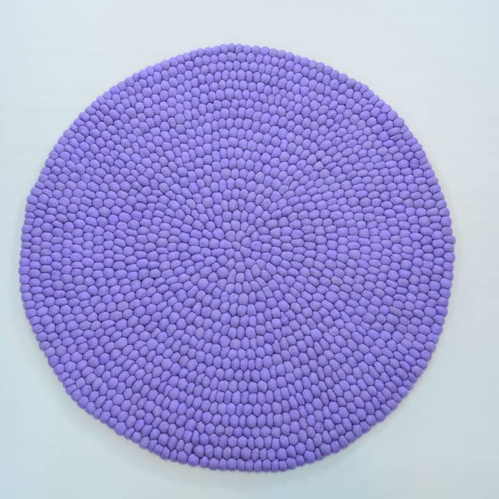 Tapis rond en boules de feutre violettes faites à la main, laine de Nouvelle-Zélande. pour la vente par NadaYoga