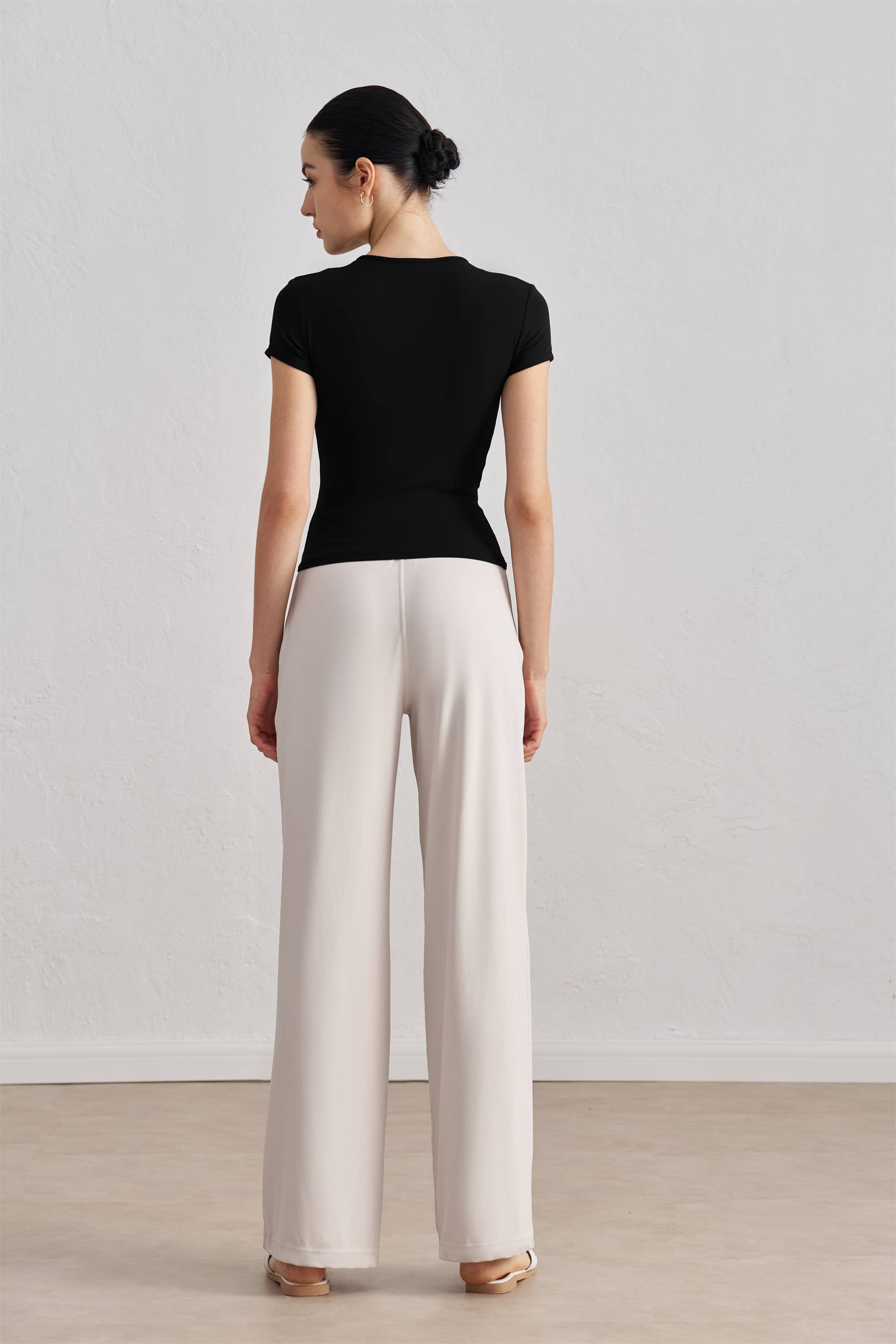 91thelabel - Vente Haut de sport – femme - T-shirt de sport sculpté à col rond et manches courtes Tessa12