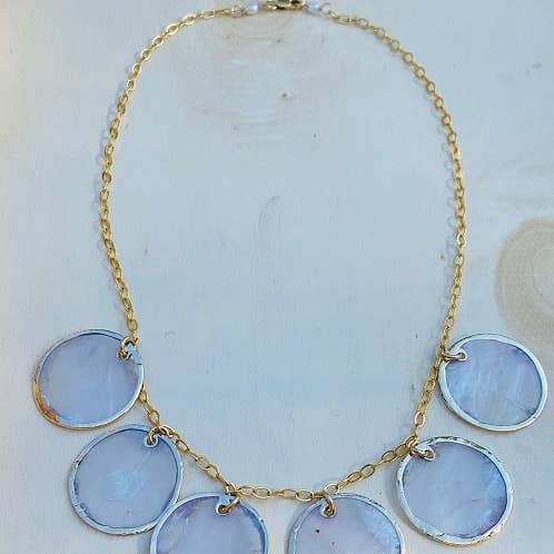 Guldforet Capiz Shells halskæde for engroshandel hos Lexi Jewelry