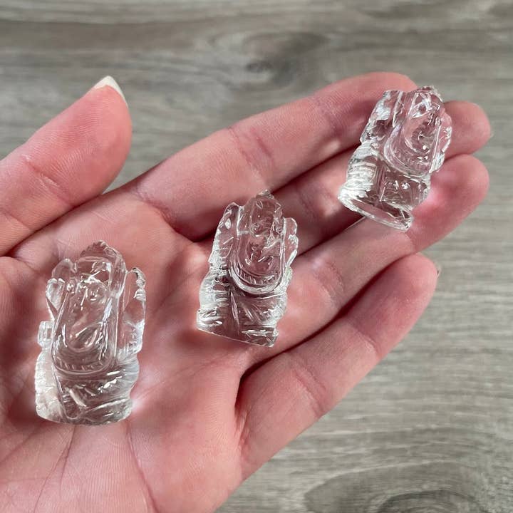 Figurine de Ganesha en quartz clair – Sculptée pour boutiques spirituelles pour la vente par Keystone Crystals
