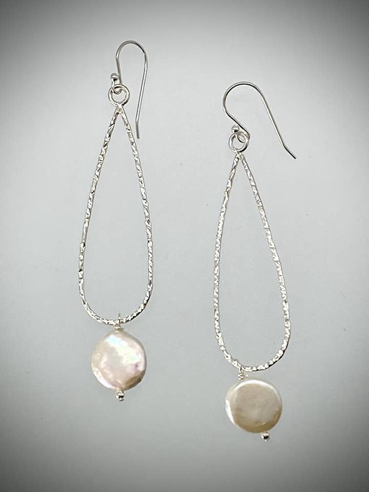 Boucles d'oreilles pendantes en forme de grande larme en argent sterling avec perle d'eau douce pour la vente par Morgan McGeehan Designs