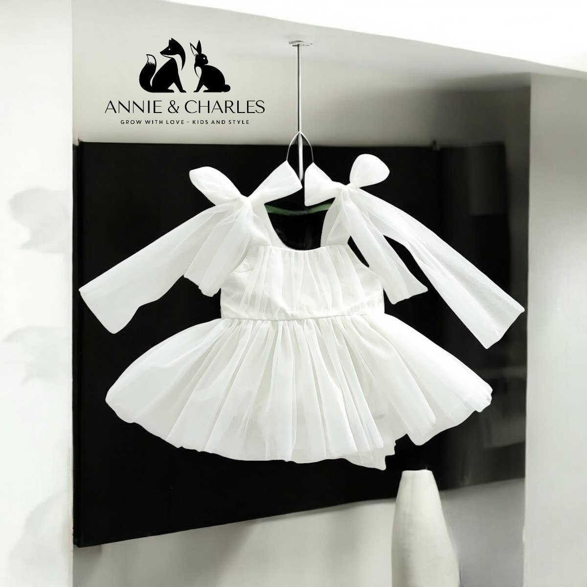 Annie & Charles – Engroshandel Kjole - Baby – Annie & Charles® babykjole med tylsløjfe1