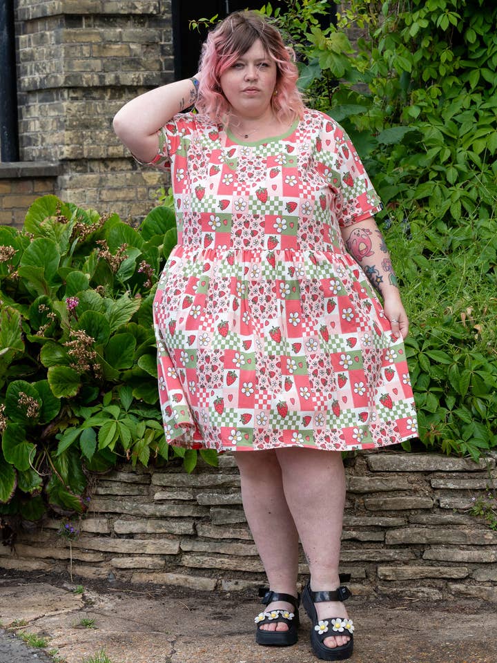 Rebel Romance – wholesale Dress – Women's – Rebel Romance Strawberry Picnic Stretch Smock Dress2