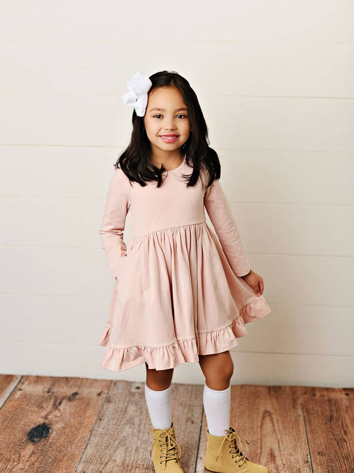 HERFSTVAKANTIE JURK MET PETER PANKRAAG EN ZAKKEN VOOR MEISJES - F2475 voor wholesale door Serendipity Clothing Co