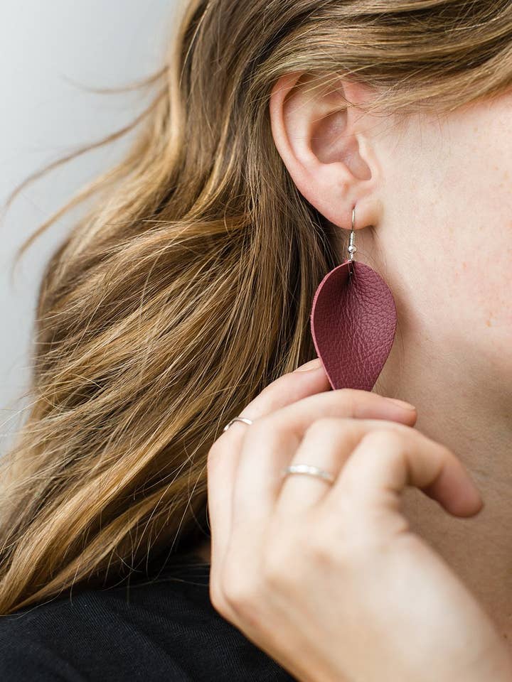 Boucles d'oreilles Feuille en Cuir Bourgogne pour la vente par Whitebirch Handmade Goods