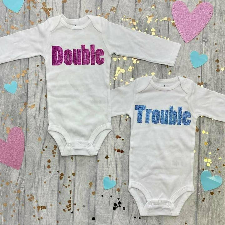 Tvillingar"Double Trouble” Bodysuits för wholesale av Personalised Baby Clothes and Gifts