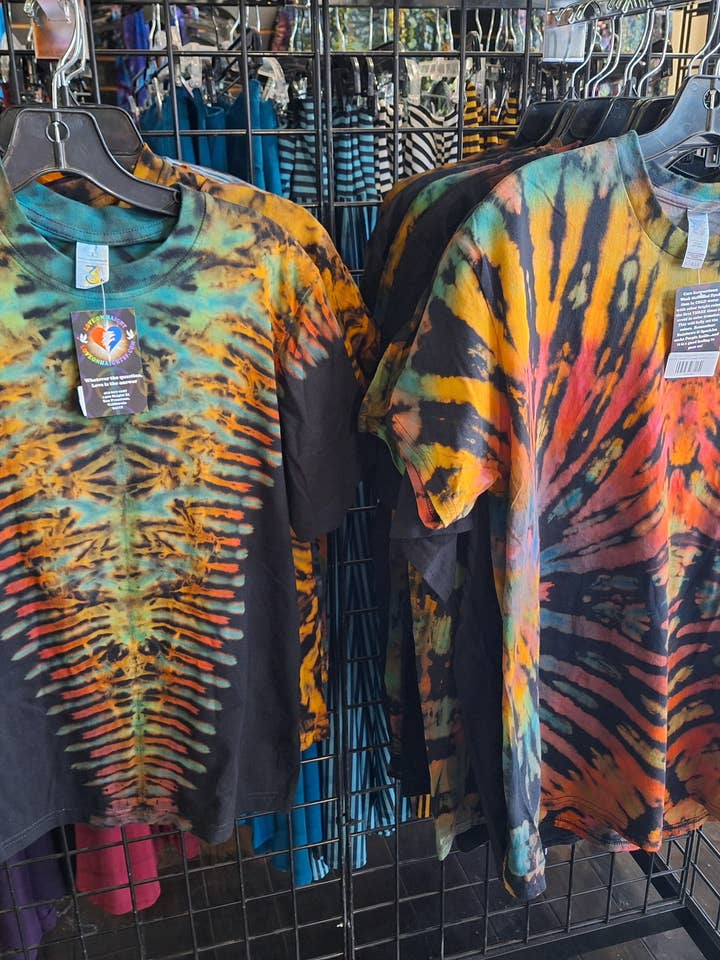 Love on Haight - Tie Dye - T-shirt - $62 for engroshandel hos The Headspace