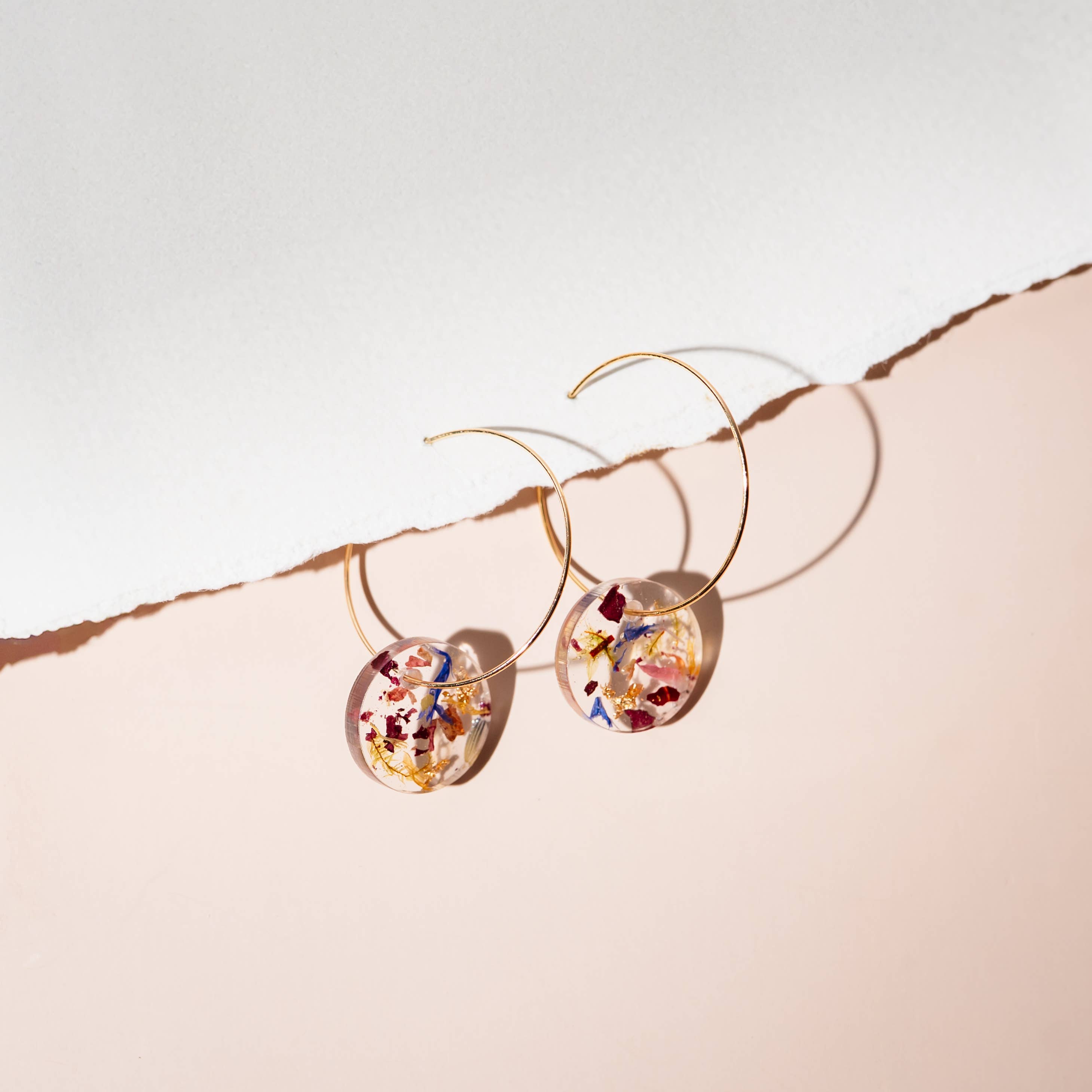 Cameoko - Wholesale Hoop Earrings - Dried Flower Confetti Round Disc Hoop Earrings 1