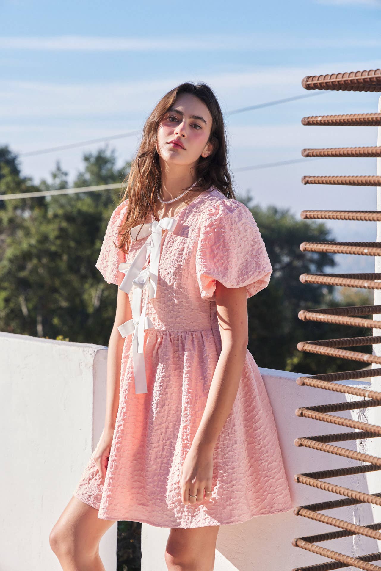 idem ditto – Großhandel Kleid – Damen – Mini-Kleid mit Bubbel-Textur, Schleifen-Detail vorne und Puffärmeln28